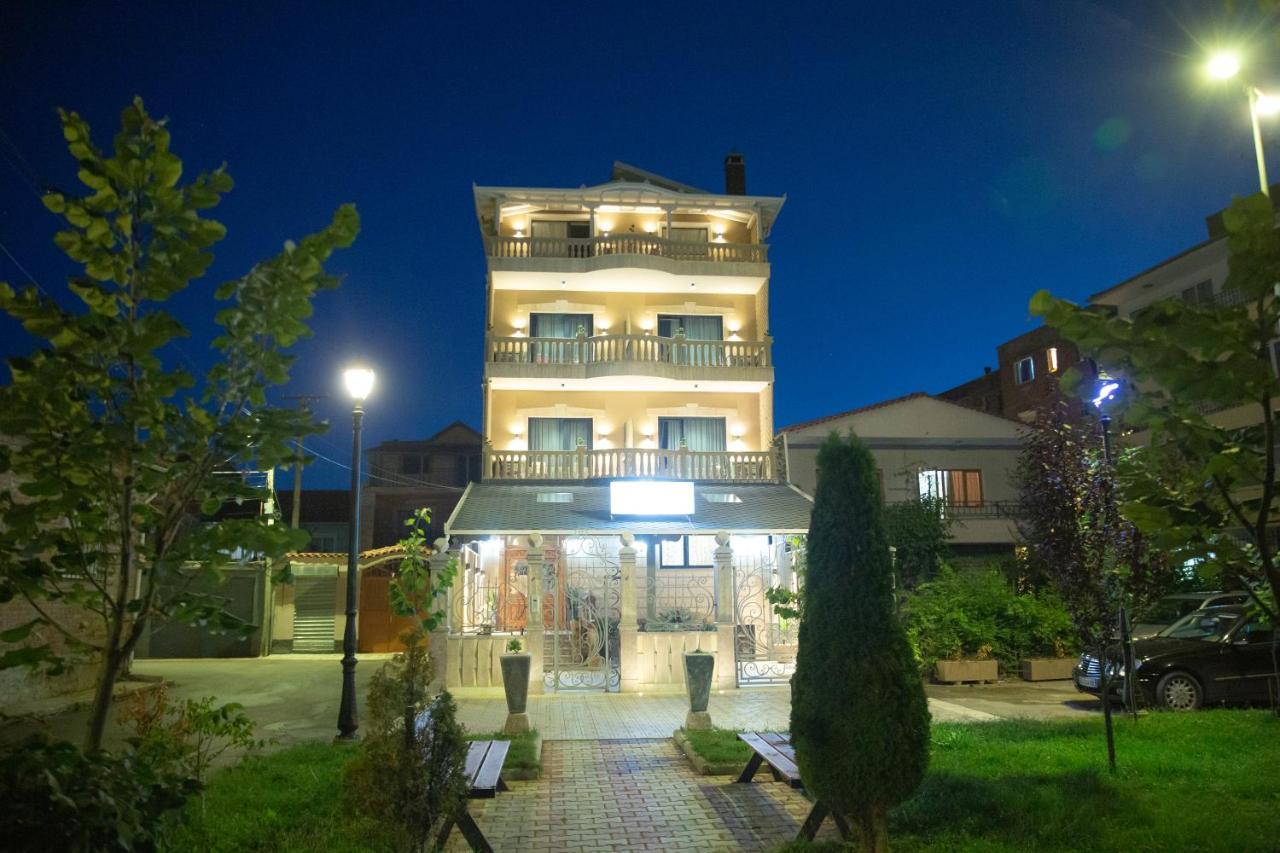 Vila Mariss Korce Buitenkant foto