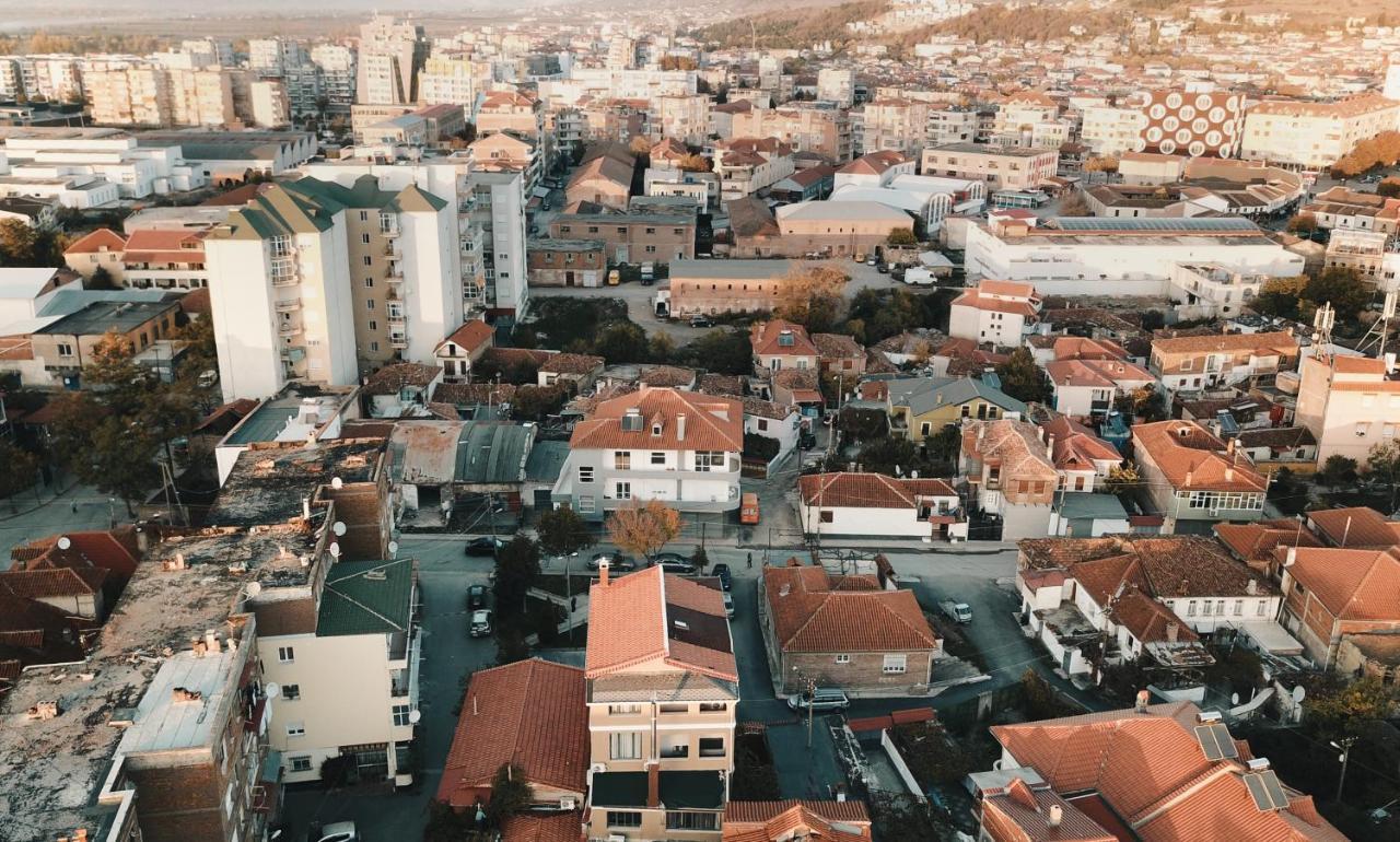 Vila Mariss Korce Buitenkant foto
