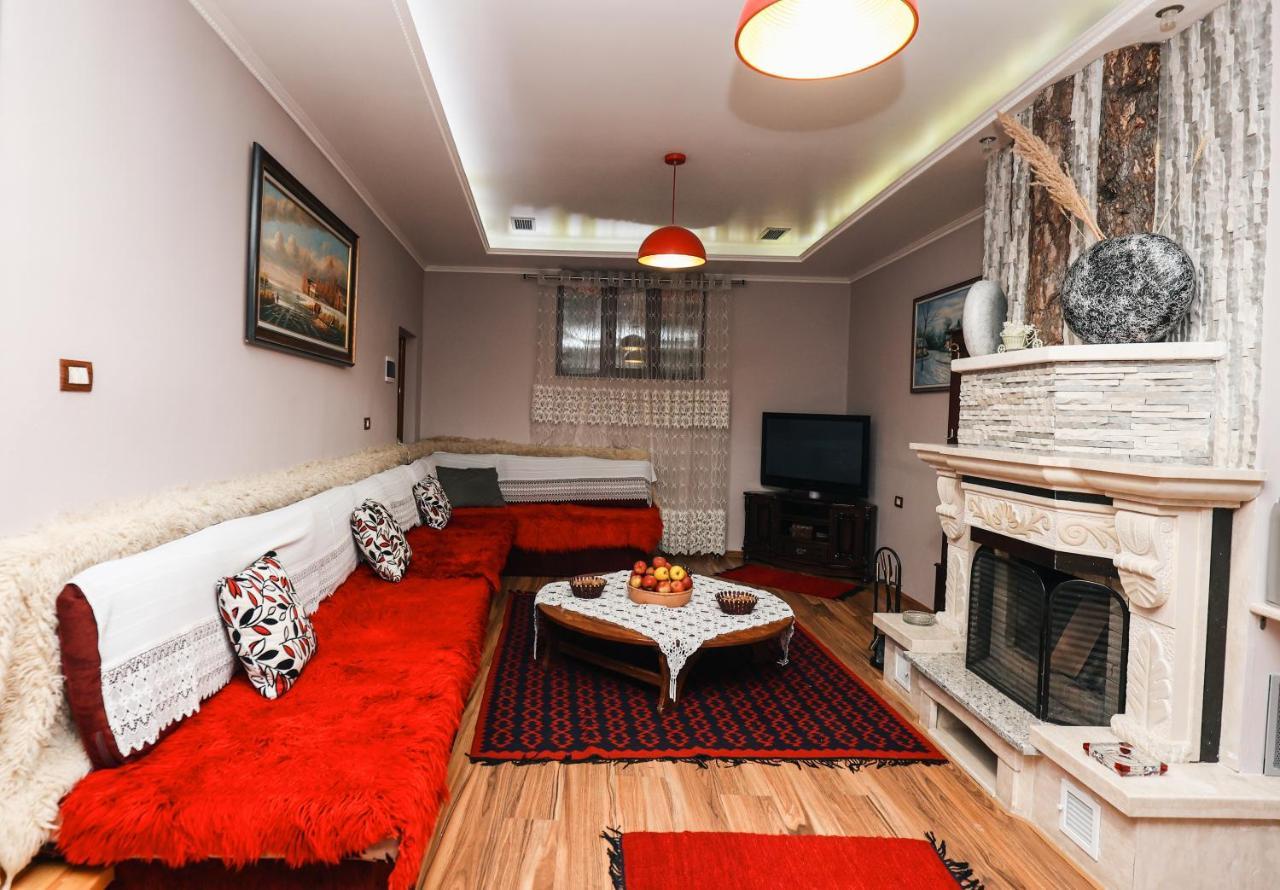 Vila Mariss Korce Buitenkant foto